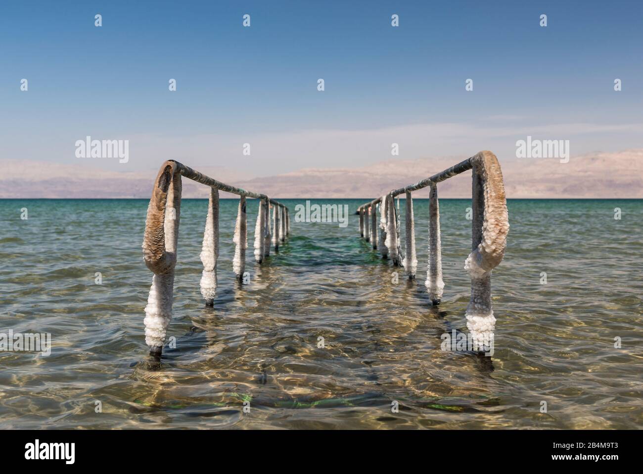 Naher Osten, Israel, Toten Meer, En Gedi, Salzlagerstätte am Geländer im Schwimmbereich mit klarem Wasser Stockfoto