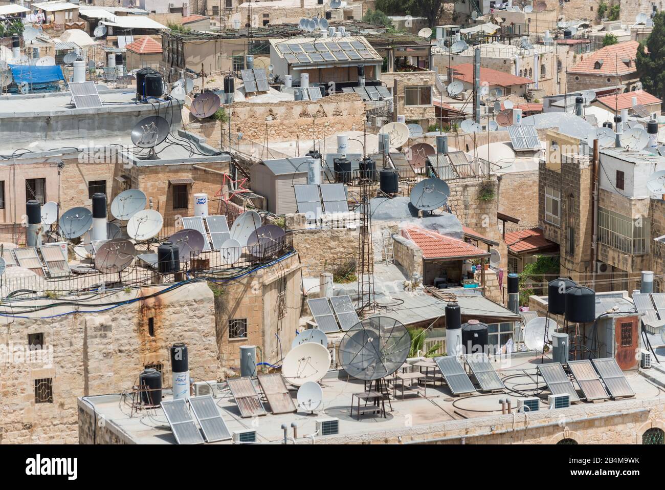 Naher Osten, Israel, Jerusalem, Dächer der Altstadt mit Satellitenschüsseln, Solarpaneelen und Wassertanks Stockfoto