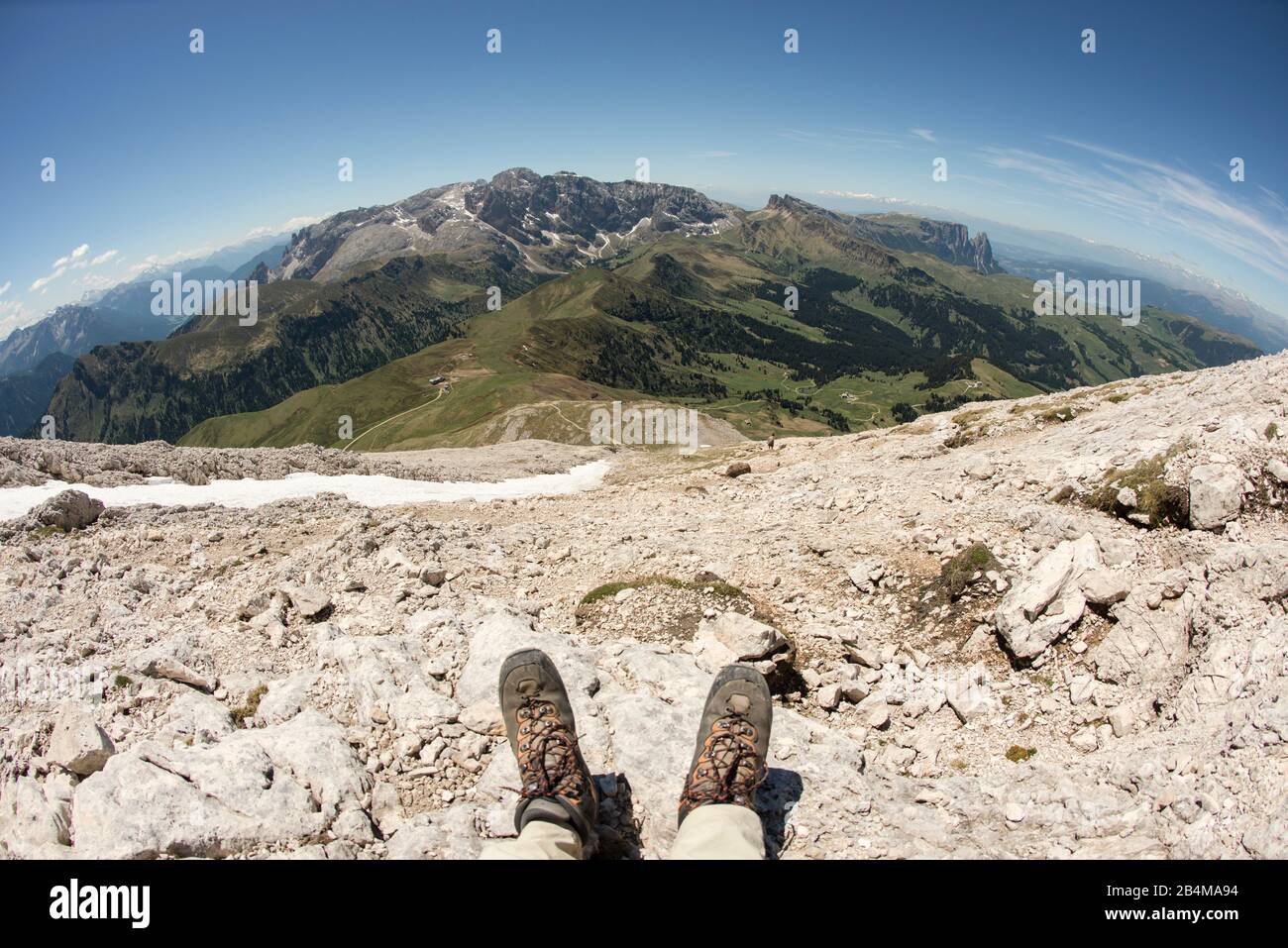 Italien, Südtirol, Dolmen, Seiser Alm, Rast auf dem Plattkofel mit Panoramabild auf Rosengarten und Schlern Stockfoto