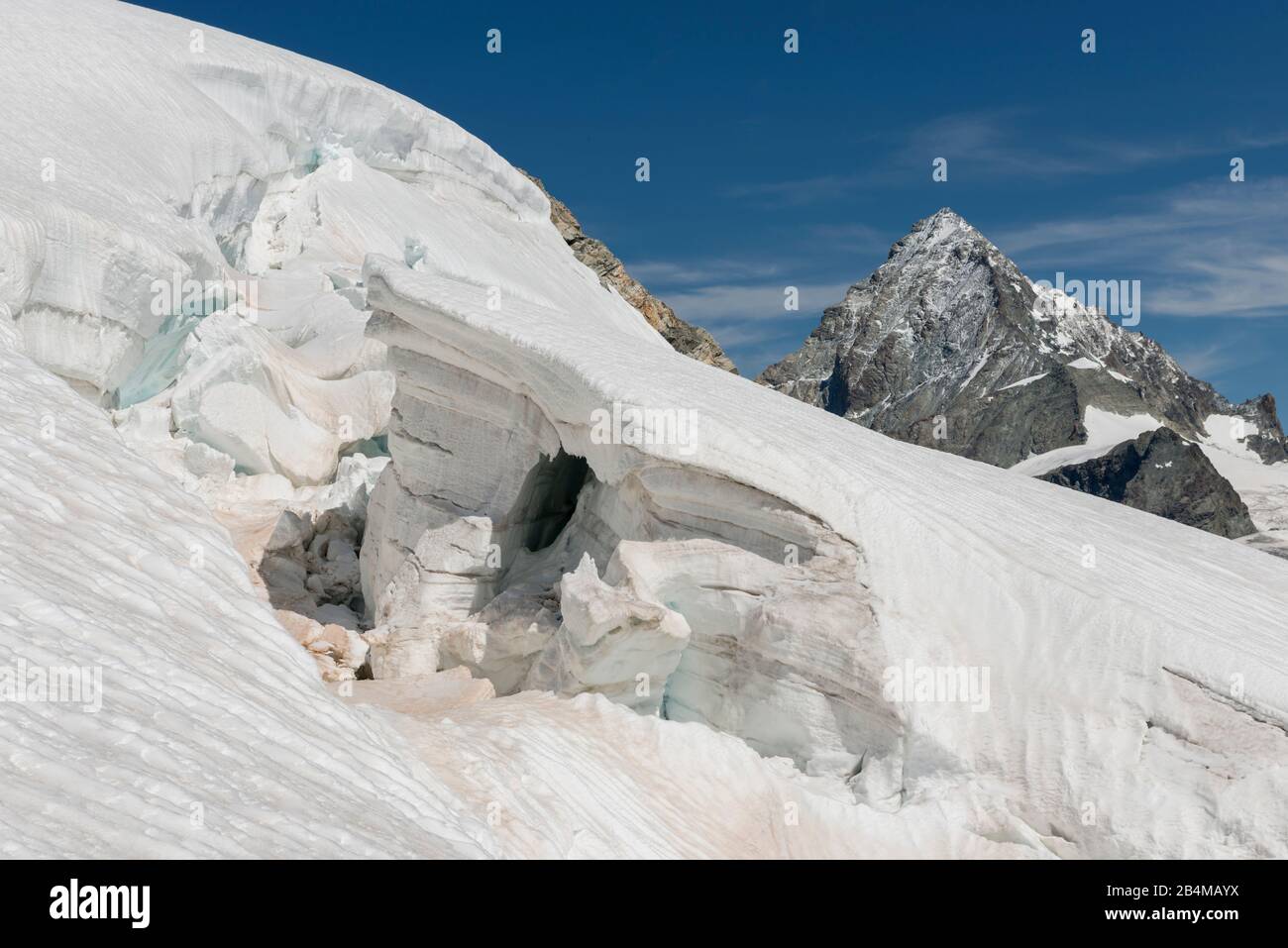 Schweiz, Wallis, Haute Route Chamonix Zermatt, Gletscherspalte am Stockji-Gletscher mit Dent Blanche Stockfoto