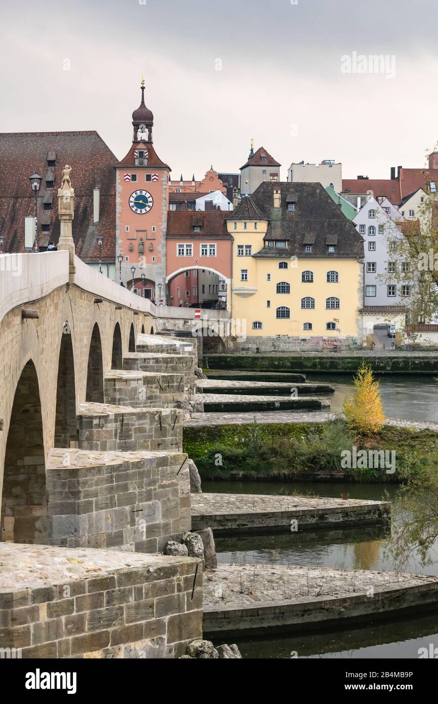 Deutschland, Bayern, Regensburg, Steinbrücke über die Donau im Herbst Stockfoto