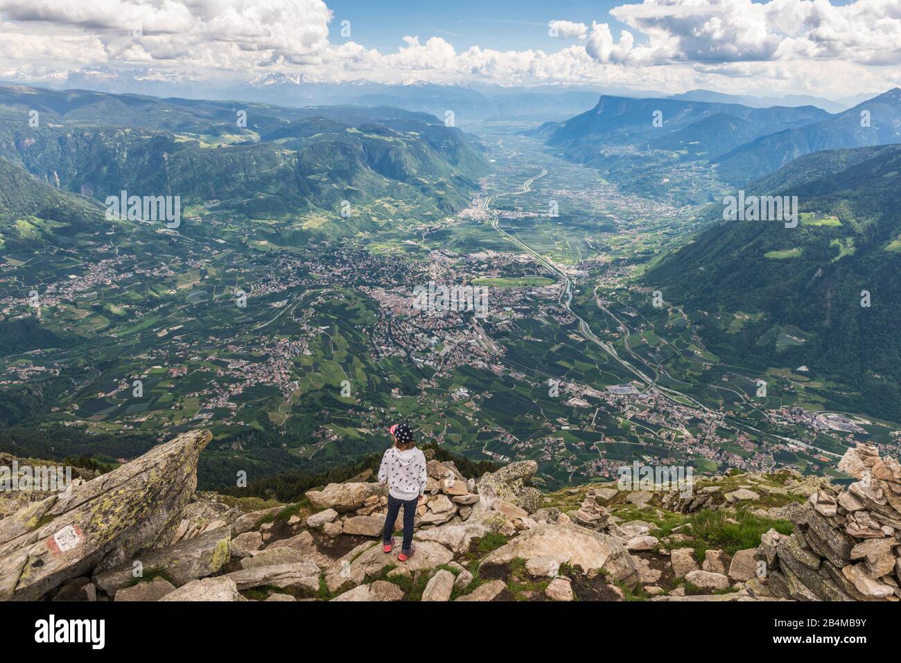Italien, Südtirol, Dorf Tyrol, Art blickt vom Gipfel der Mutspitze auf Meran und das Etschtal mit seinen Apfelplantagen bis nach Eppan Stockfoto