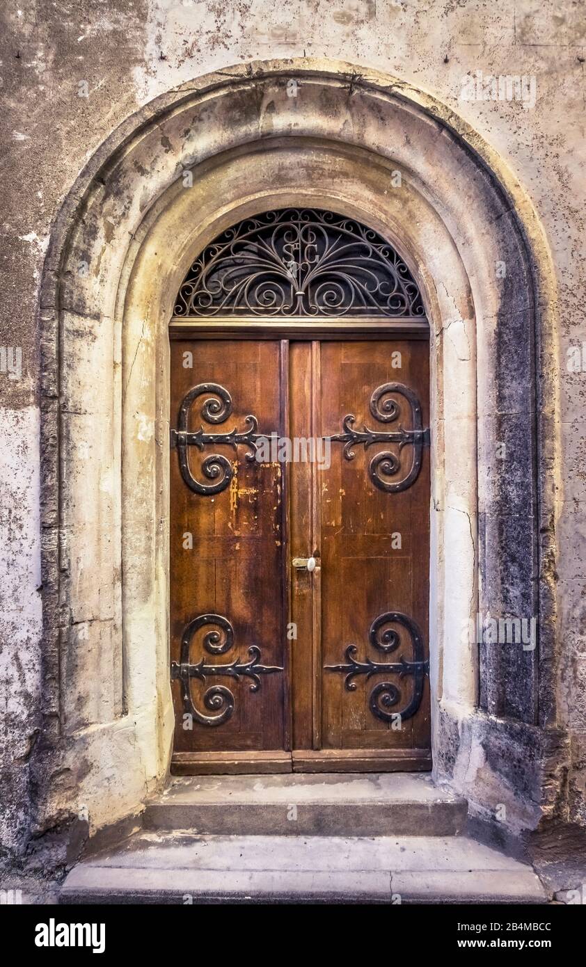Eingangstür zur Chapelle Saint Guiraud in Puissalicon Stockfoto