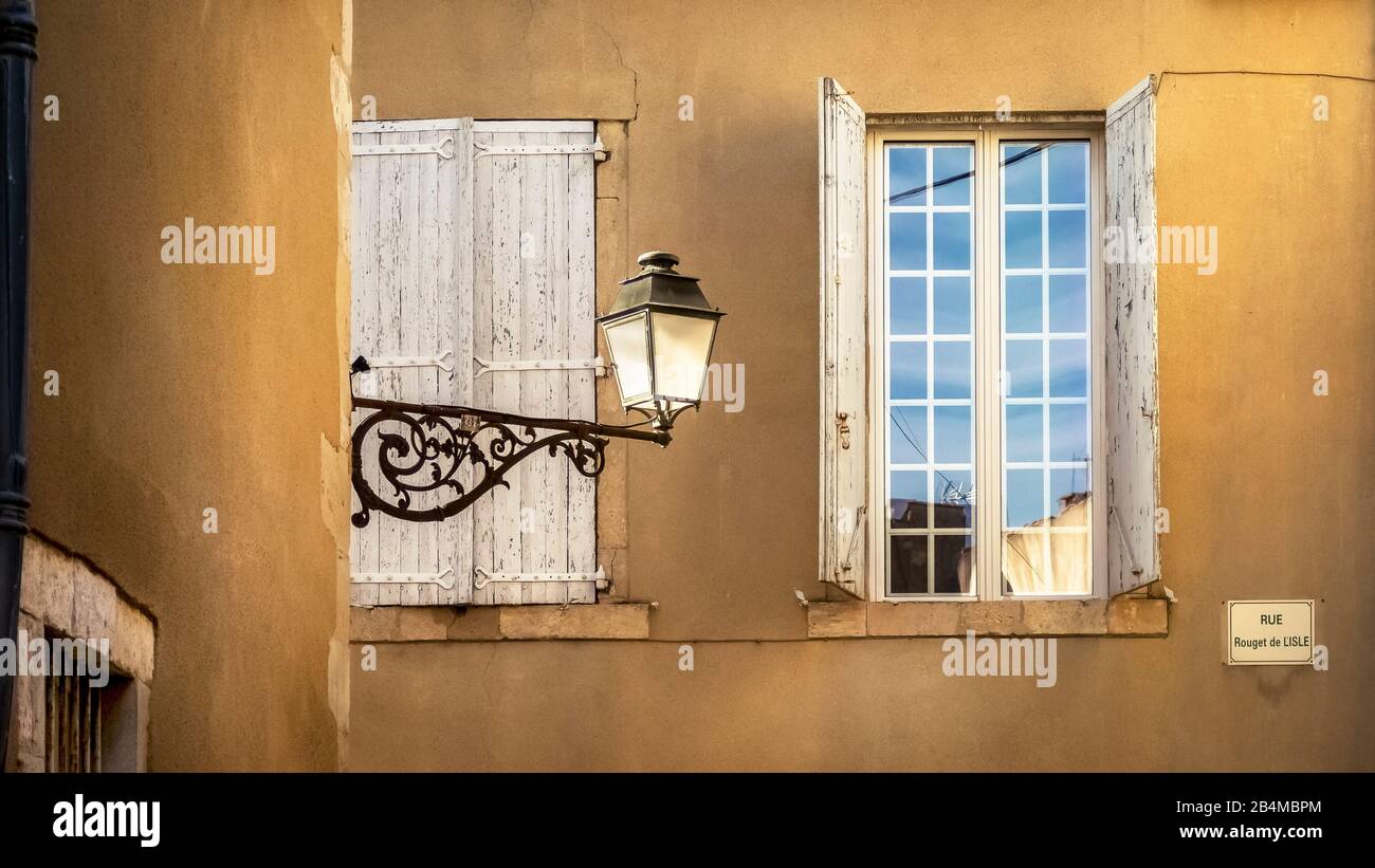 Teilfassade und Strassenlappe im alten Stadtkern von Narbonne Stockfoto