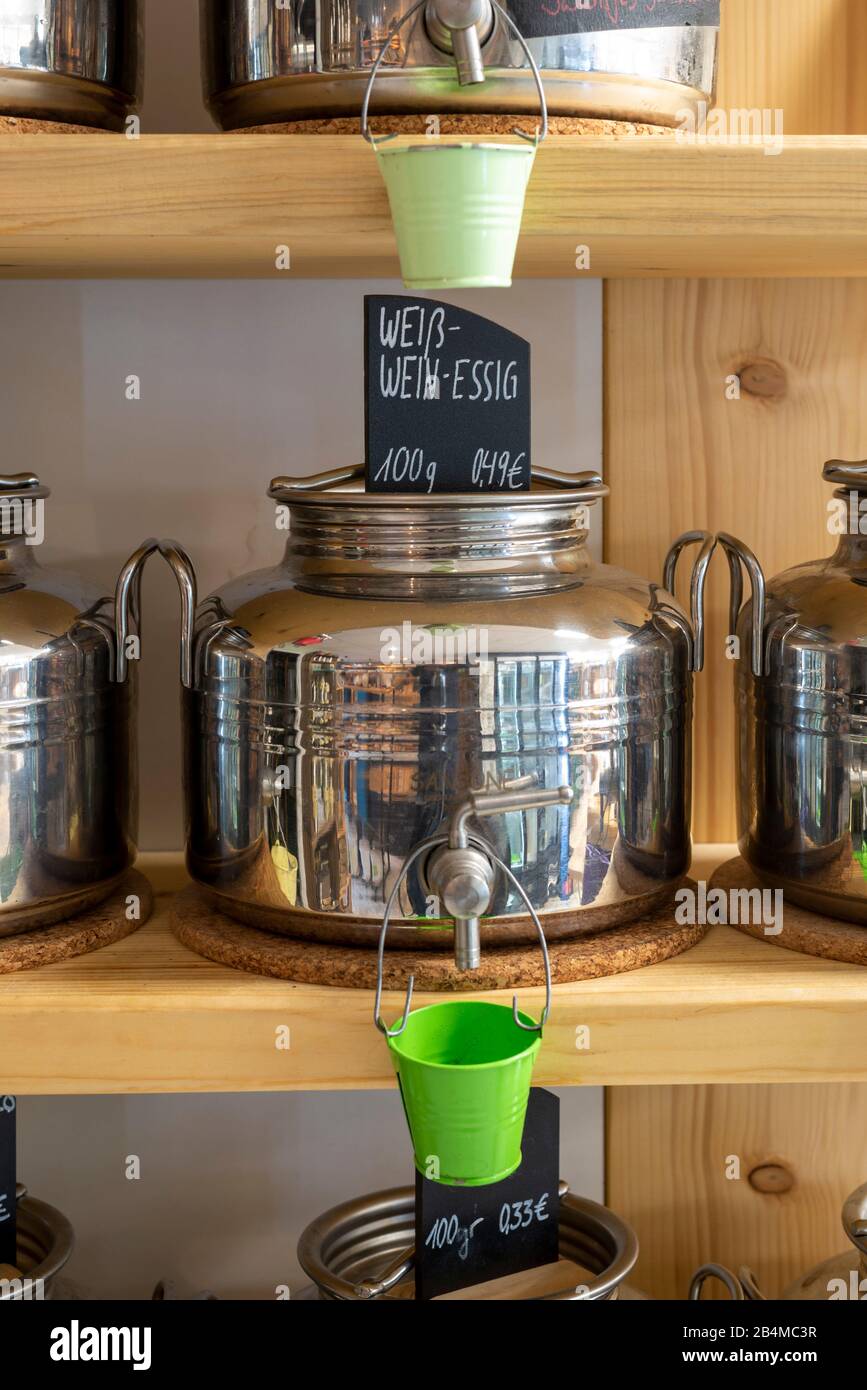 Zum Abfüllen von Essig, Rapsöl und Olivöl. Details aus einem Unverpacktladen. Stockfoto
