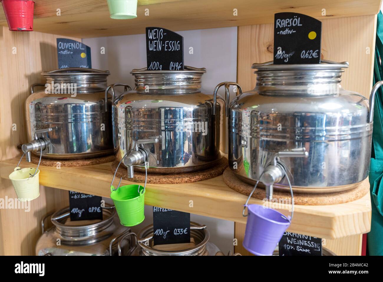 Zum Abfüllen von Essig, Rapsöl und Olivöl. Details aus einem Unverpacktladen. Stockfoto
