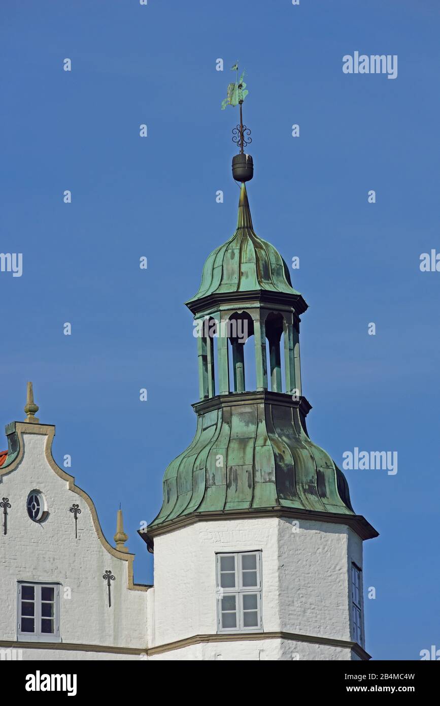 Europa, Deutschland, Schleswig-Holstein, Ahrensburg, Wasserschloss Ahrensburg, Frontfassade, um 1595 erbaut, Spätrenaissance, Eckturm mit Laterne Stockfoto