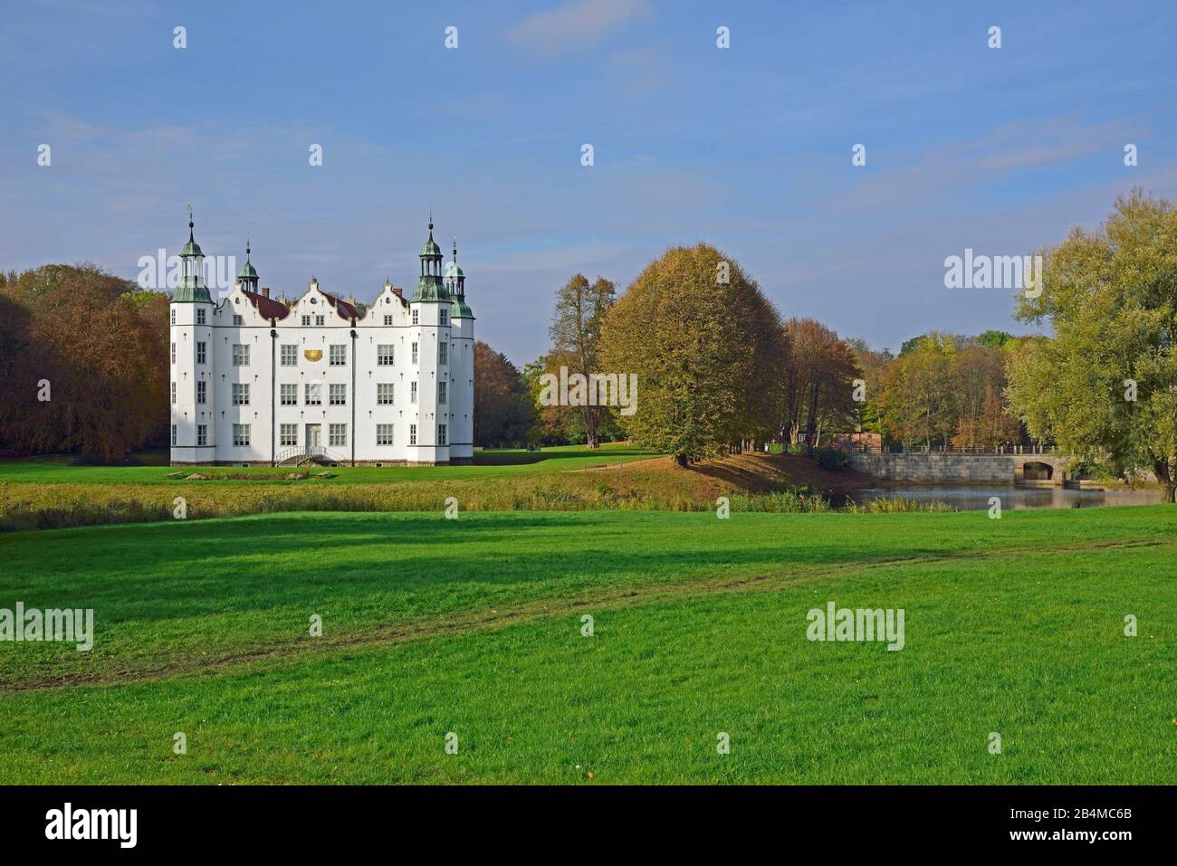 Europa, Deutschland, Schleswig-Holstein, Ahrensburg, Wasserschloss Ahrensburg, Herbst, Frontfassade, um 1595 erbaut, späte Renaissance, Stockfoto