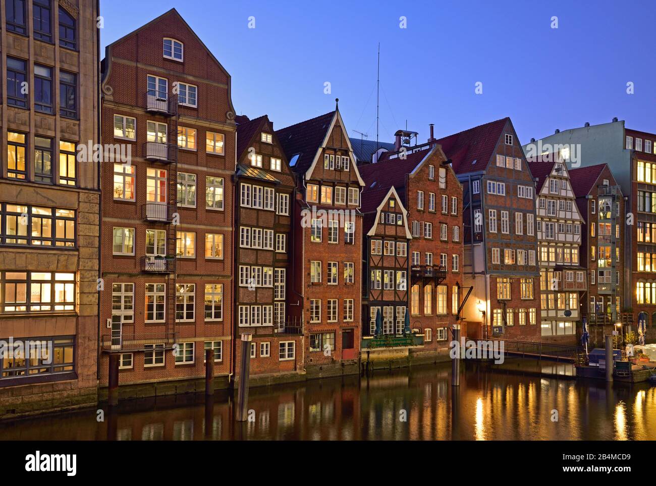 Europa, Deutschland, Hamburg, Stadt, Nikolaifleet, Abendstimmung, Fleetsite, hinten an der historischen Deichstraße, Stockfoto