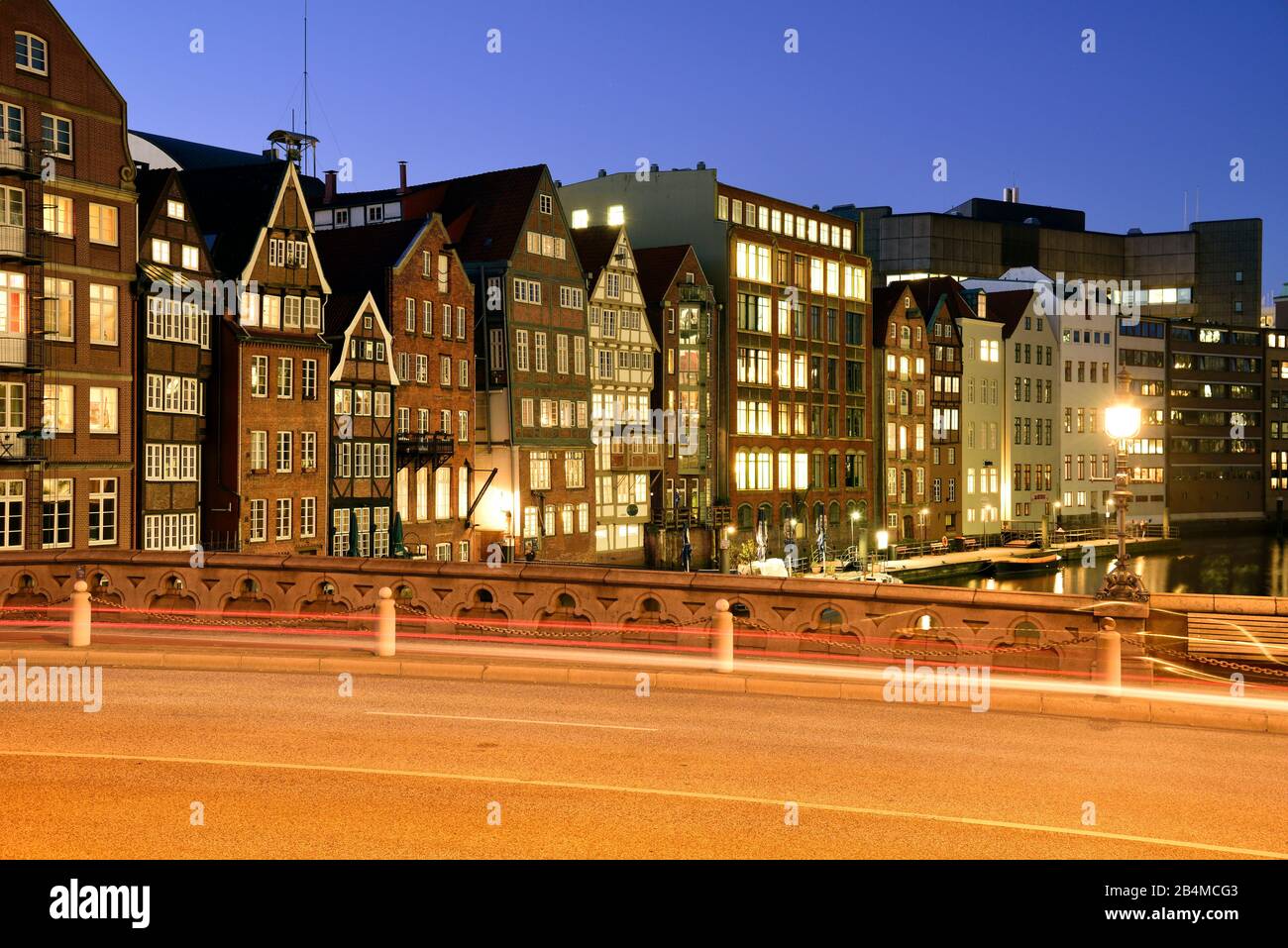 Europa, Deutschland, Hamburg, Stadt, Nikolaifleet, Nacht, Fleetsite, hinten an der historischen Deichstraße, Brücke Stockfoto