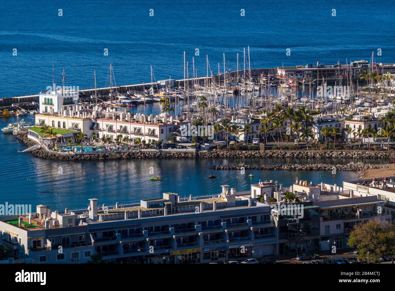 Spanien, Kanarische Inseln, Gran Canaria, Puerto de Mogan, Marina mit Hotel Puerto de Mogan Stockfoto