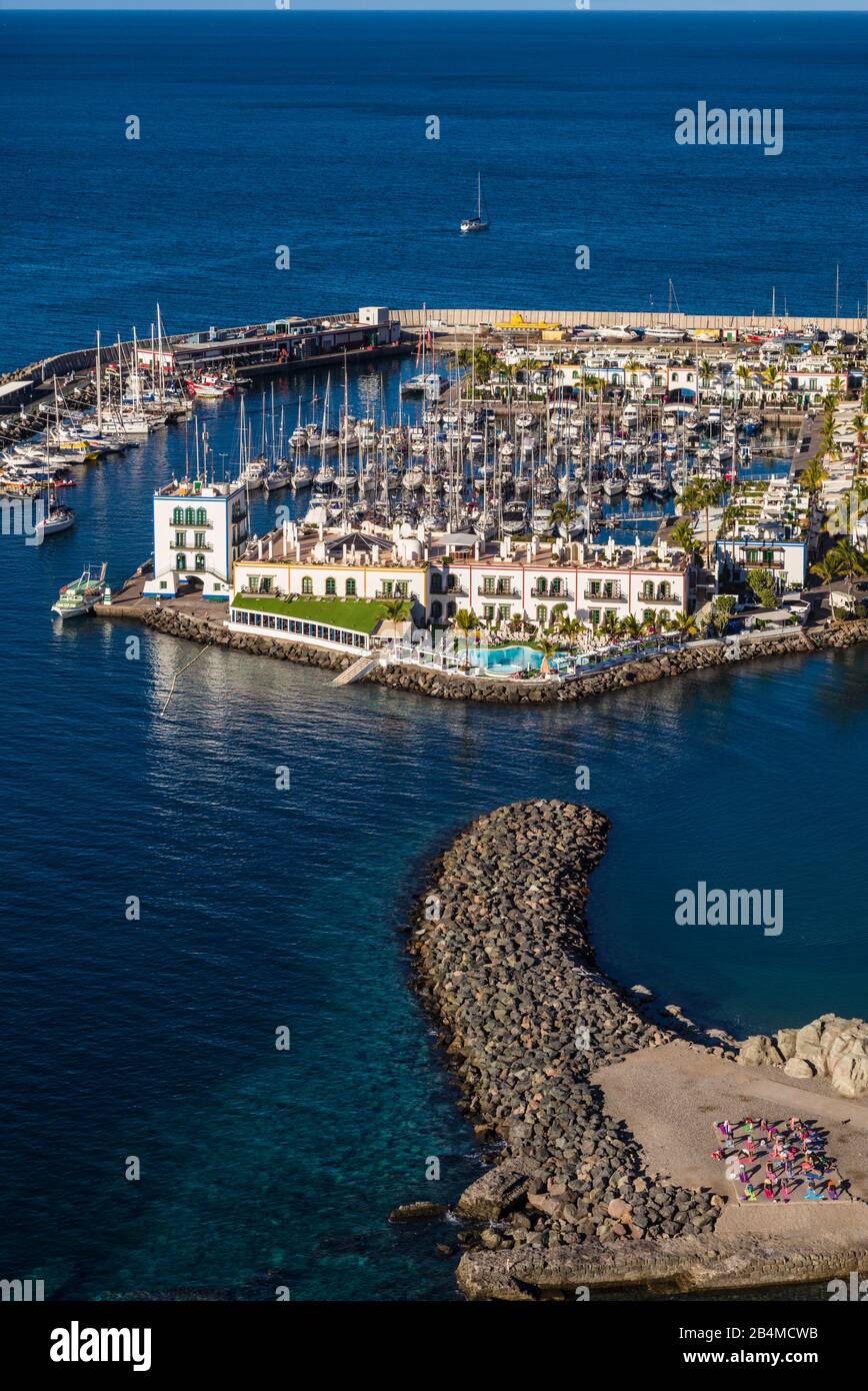 Spanien, Kanarische Inseln, Gran Canaria, Puerto de Mogan, Marina mit Hotel Puerto de Mogan Stockfoto