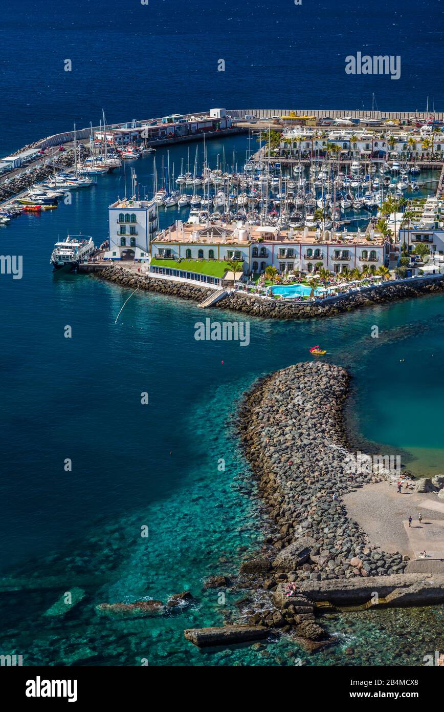 Spanien, Kanarische Inseln, Gran Canaria, Puerto de Mogan, Marina mit Hotel Puerto de Mogan Stockfoto