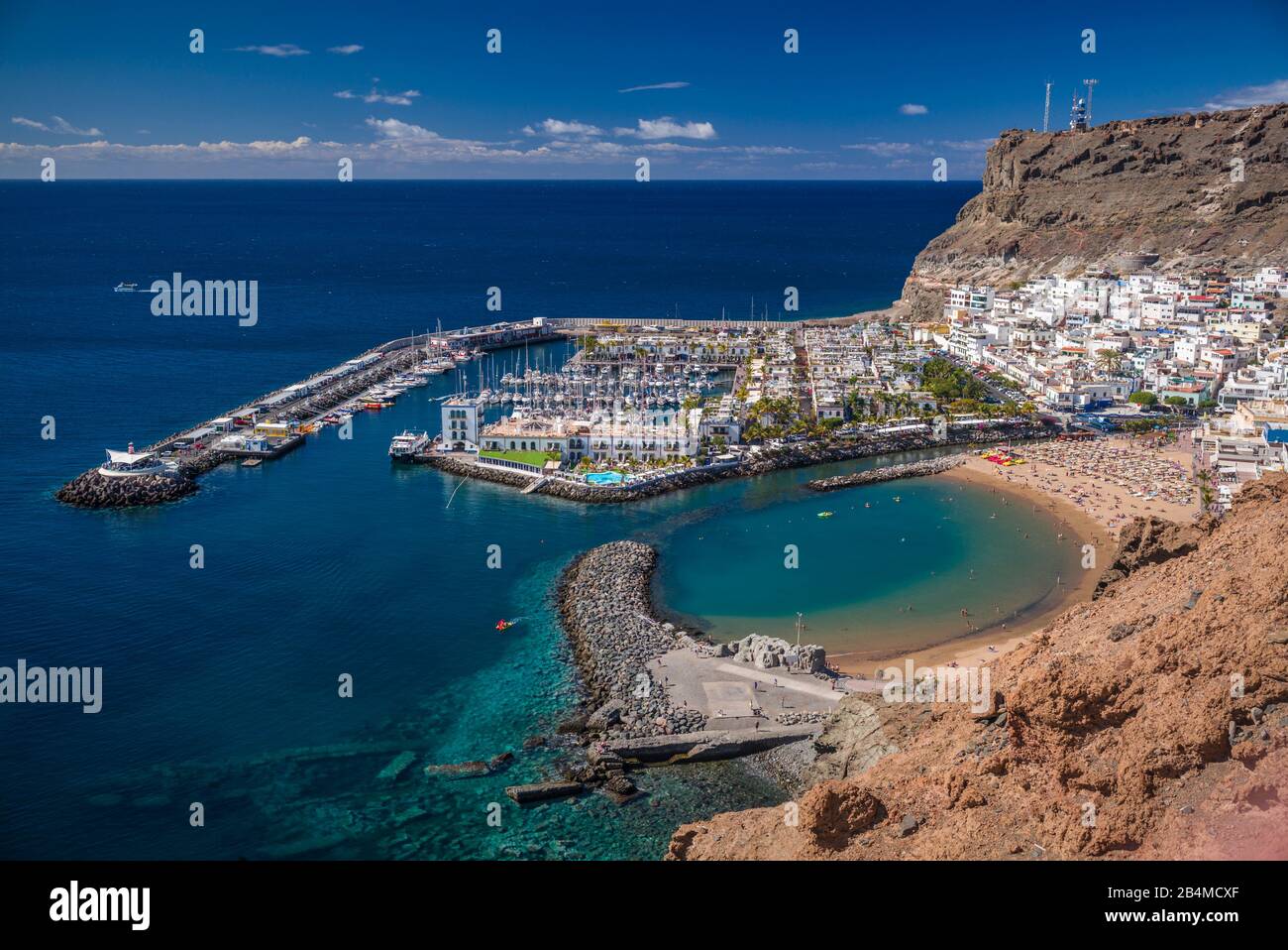 Spanien, Kanarische Inseln, Gran Canaria, Puerto de Mogan, Marina mit Hotel Puerto de Mogan Stockfoto