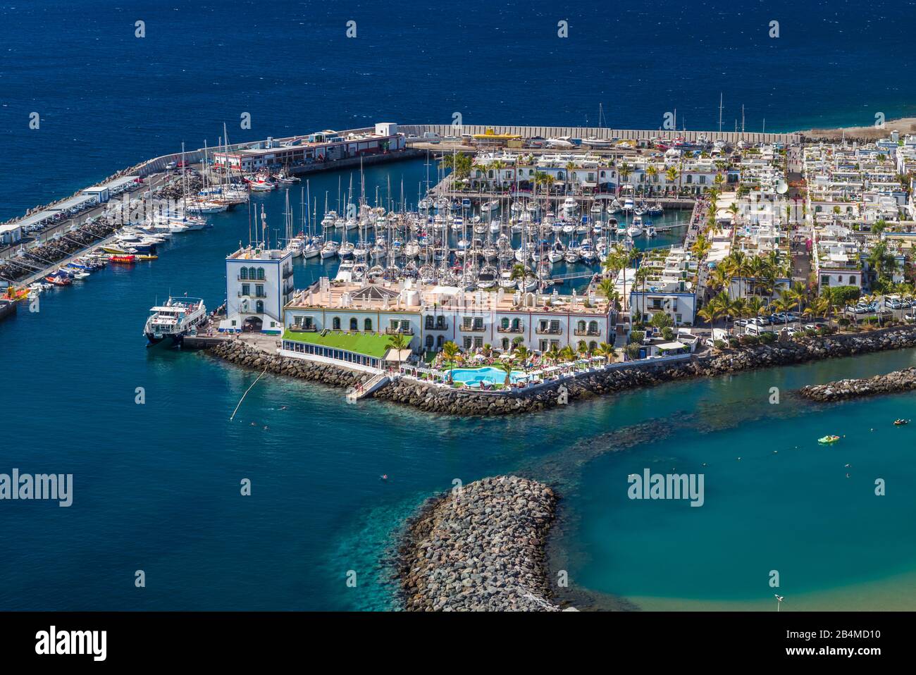 Spanien, Kanarische Inseln, Gran Canaria, Puerto de Mogan, Marina mit Hotel Puerto de Mogan Stockfoto
