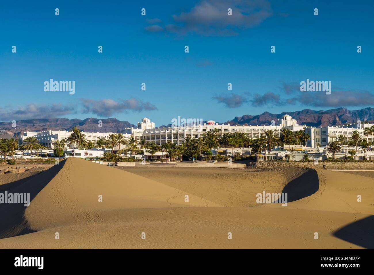 Spanien, Kanarische Inseln, Gran Canaria, Maspalomas, Maspalomas Dunes National Park mit Hotel Riu Palace Maspalomas Stockfoto