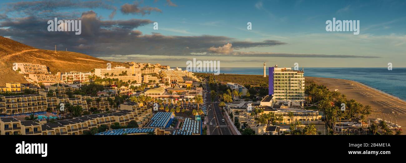 Spanien, Kanarische Inseln, Insel Fuerteventura, Morro jable, Blick auf die Skyline der Stadt am Strand Playa del Matorral, Sonnenuntergang Stockfoto