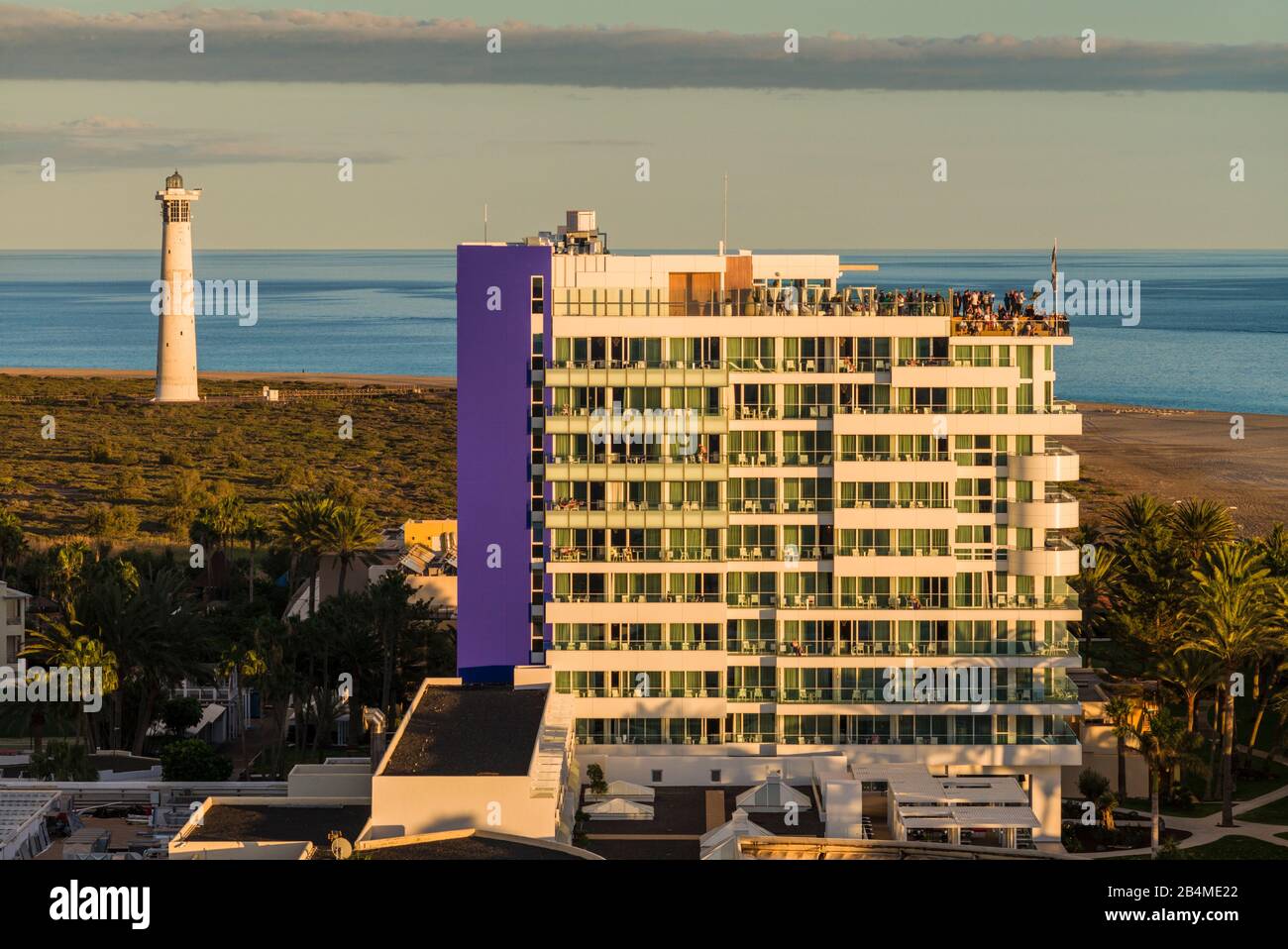 Spanien, Kanarische Inseln, Insel Fuerteventura, Morro jable, Blick auf die Skyline der Stadt am Strand Playa del Matorral, Sonnenuntergang Stockfoto