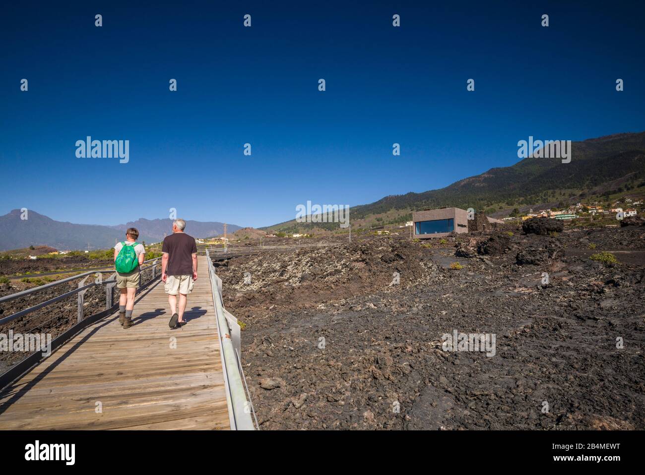 Spanien, Kanarische Inseln, Insel La Palma, Nationalpark Parque Nacional Caldera de Taburiente, Gehweg auf vulkanischem Lavafelsen bei der Stadt San Nicolas, mit Besuchern, NR Stockfoto