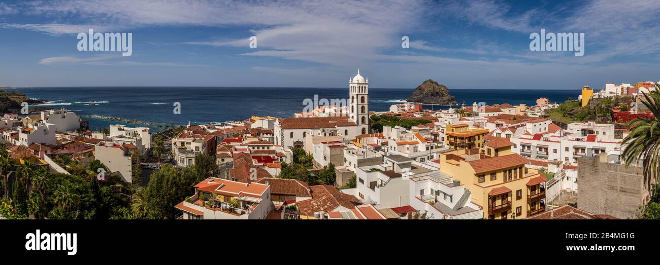 Spanien, Kanarische Inseln, Teneriffa, Garachico, erhöhte Stadt mit Blick auf die Iglesia de Santa Ana Kirche Stockfoto