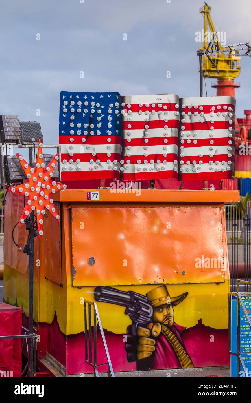 Spanien, Kanarische Inseln, Teneriffa, Santa Cruz de Tenerife, Santa Cruz Karneval, Karneval Fahrt mit Gewehr und USA-Flagge Stockfoto