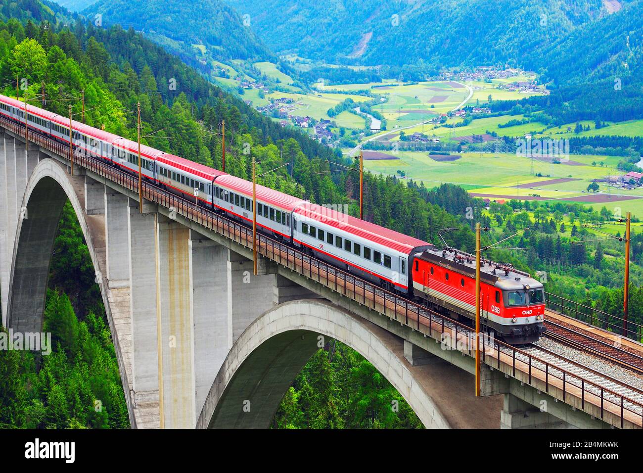 Personenzug ÖBB auf der Falkensteinbrücke der Tauernbahn Südrampe im Mölltal in Carinta Stockfoto