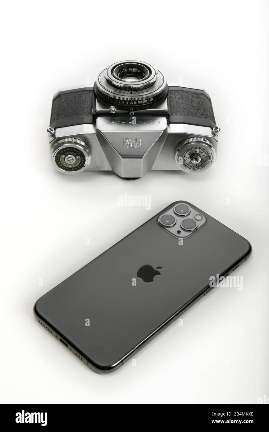 60 Jahre Meilensteine der Kameragegeschichte, Zeiss-Ikon Contaflex mit Tessar 2.8 45mm aus dem Jahr 1959 und Apple iPhone 11 Pro aus dem Jahr 2019, deut Stockfoto