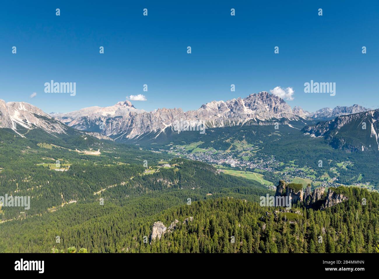 Cortina d'Ampezzo, Provinz Belluno, Venetien, Italien, Europa. Die Stadt Cortina d'Ampezzo mit der Cristallogruppe Stockfoto