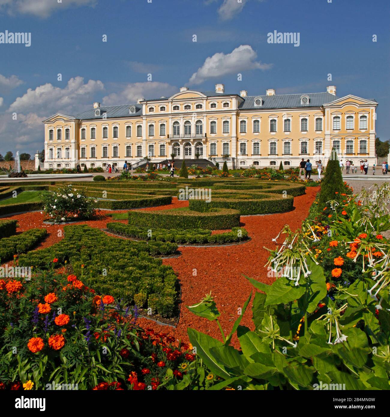 Baltic States, Estonia, Rundale Palace, erbaut 1735-1740 von Bartolomeo Rastrelli im Auftrag von Ernst Johann von Biron, Palace Park Stockfoto