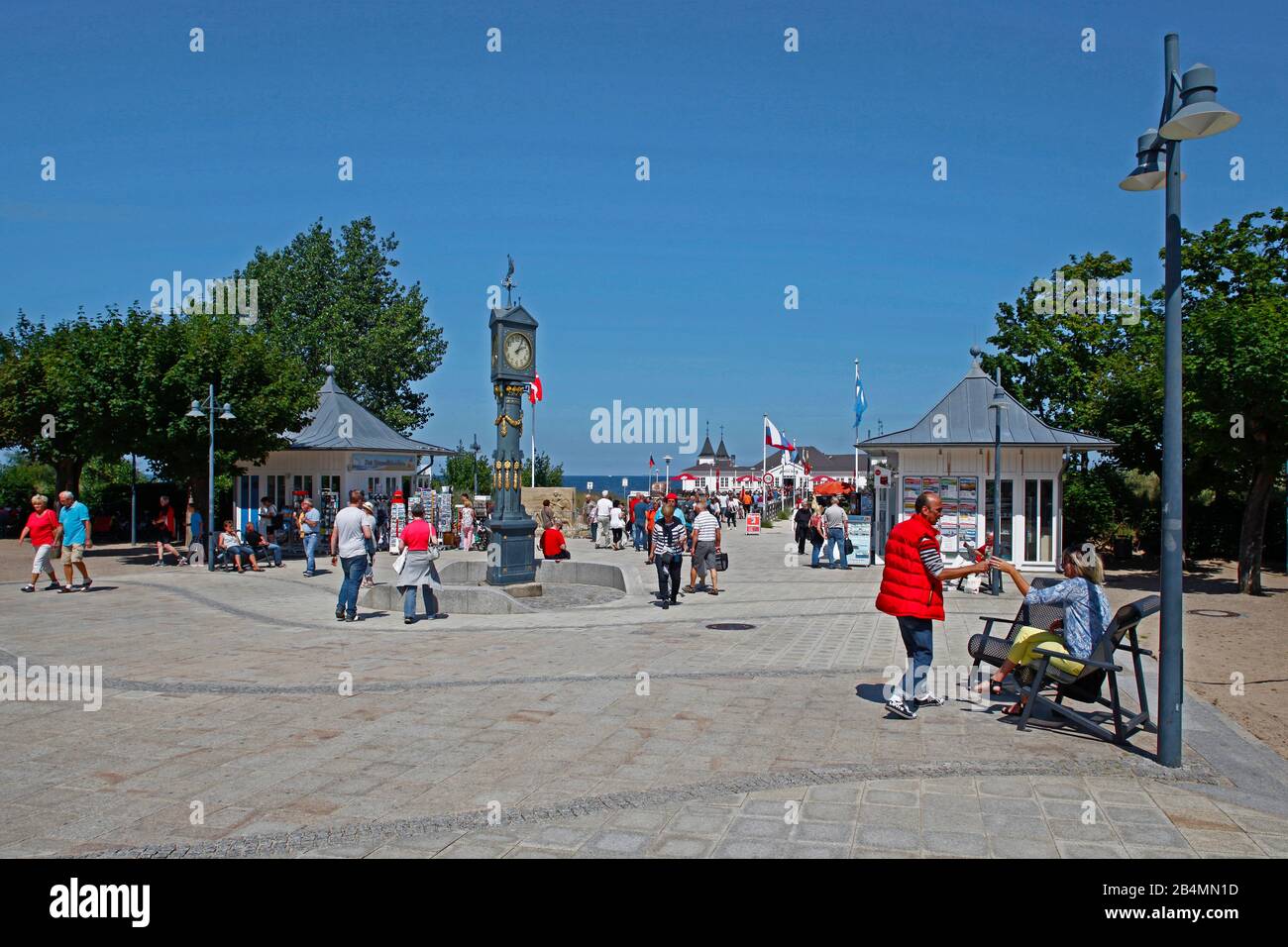 Deutschland, Mecklenburg-Vorpommern, Ostseebad Ahlbeck, Insel Usedom, Ostseeküste, Jugendstiluhr von 1911, Pier von 1898, heutiges Aussehen von 1930, einzige ursprüngliche Anlegestelle in Mecklenburg-Vorpommern, Touristen, Urlauber Stockfoto