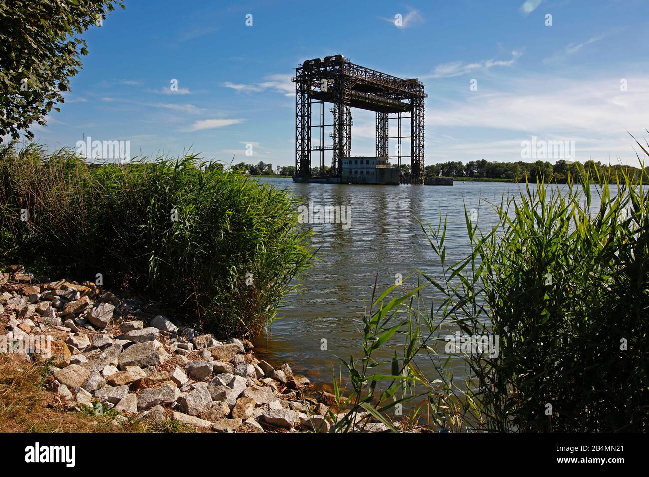 Deutschland, Mecklenburg-Vorpommern, Insel Usedom, Liftbrücke Karnin, die Liftbrücke Karnin ist der zentrale Teil der Karniner Brücke, einer ehemals rund 360 m langen Eisenbahnbrücke zwischen dem Pommerschen Festland bei Kamp und der Insel Usedom bei Karnin. Stockfoto