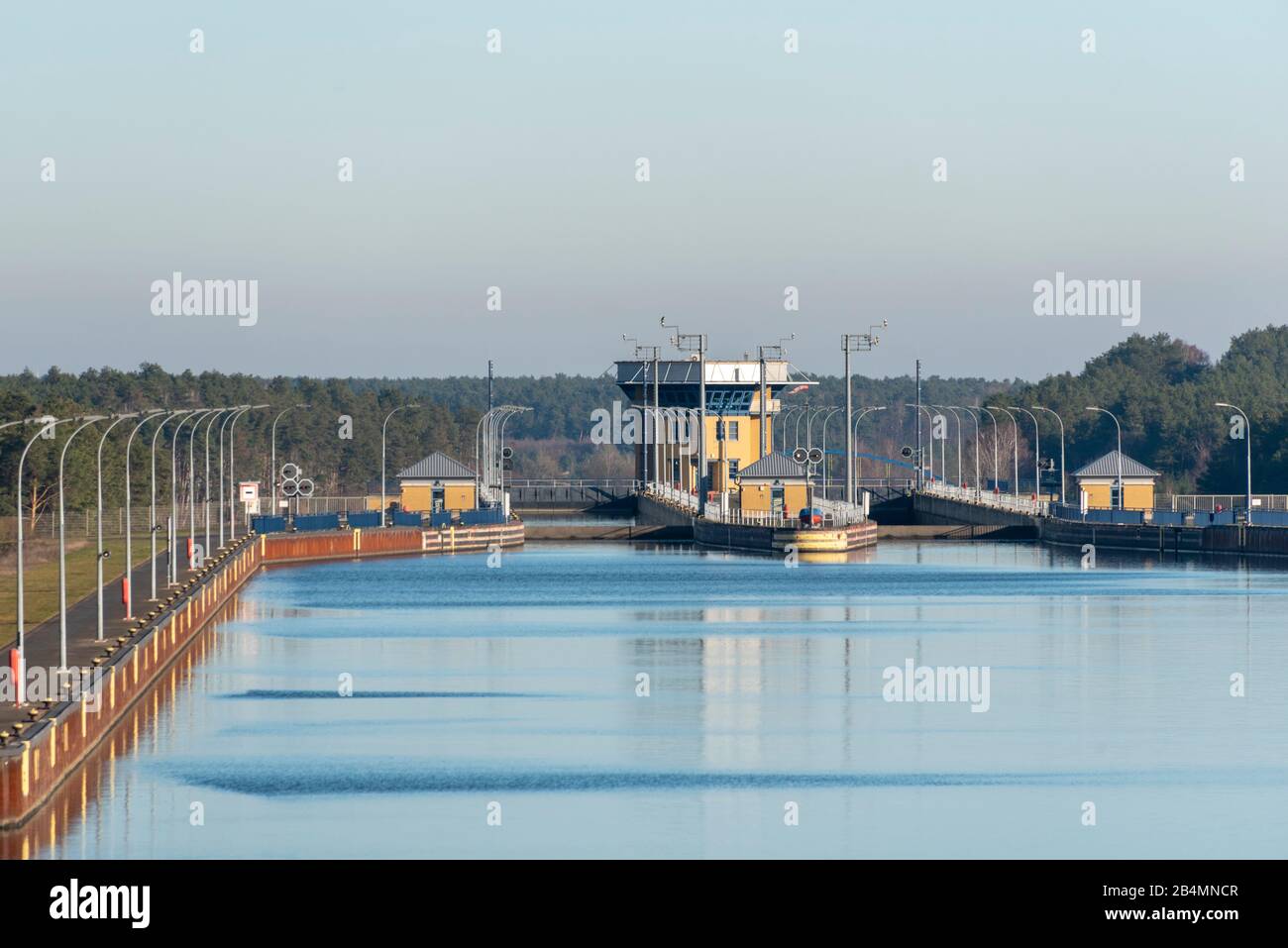 Deutschland, Sachsen-Anhalt, Hohenwarthe, Hohenwarhe Doppelschleuse, gehört zum Wasserstraßenkreuz in Magdeburg. Stockfoto