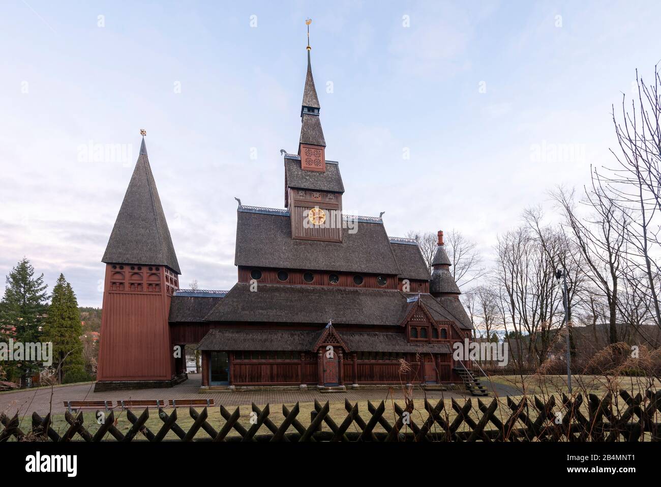 Deutschland, Niedersachsen, Harz, Goslar, Gustav Adolf Stave Kirche in Hahnenklee, erbaut 1907 - 1908 nach dem Vorbild der Stave Kirche Borgund in Norwegen. Stockfoto