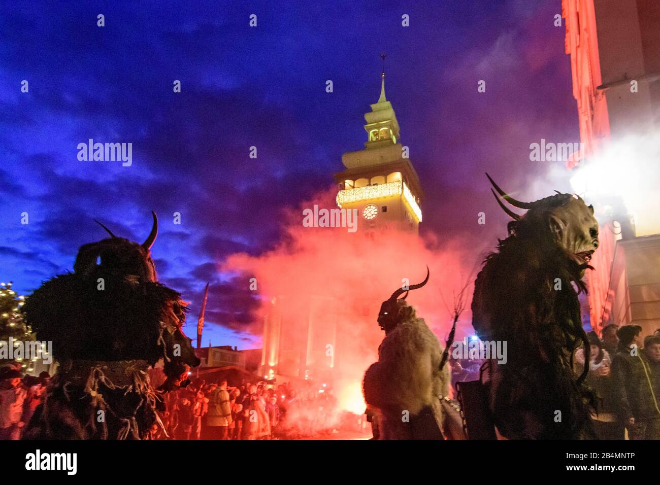 Retz: Perchtenlauf (Krampuslauf, Maskenzug) mit Krampus auf dem Hauptplatz vor dem Rathaus im Weinviertel, Niederösterreichischen, Österreich Stockfoto