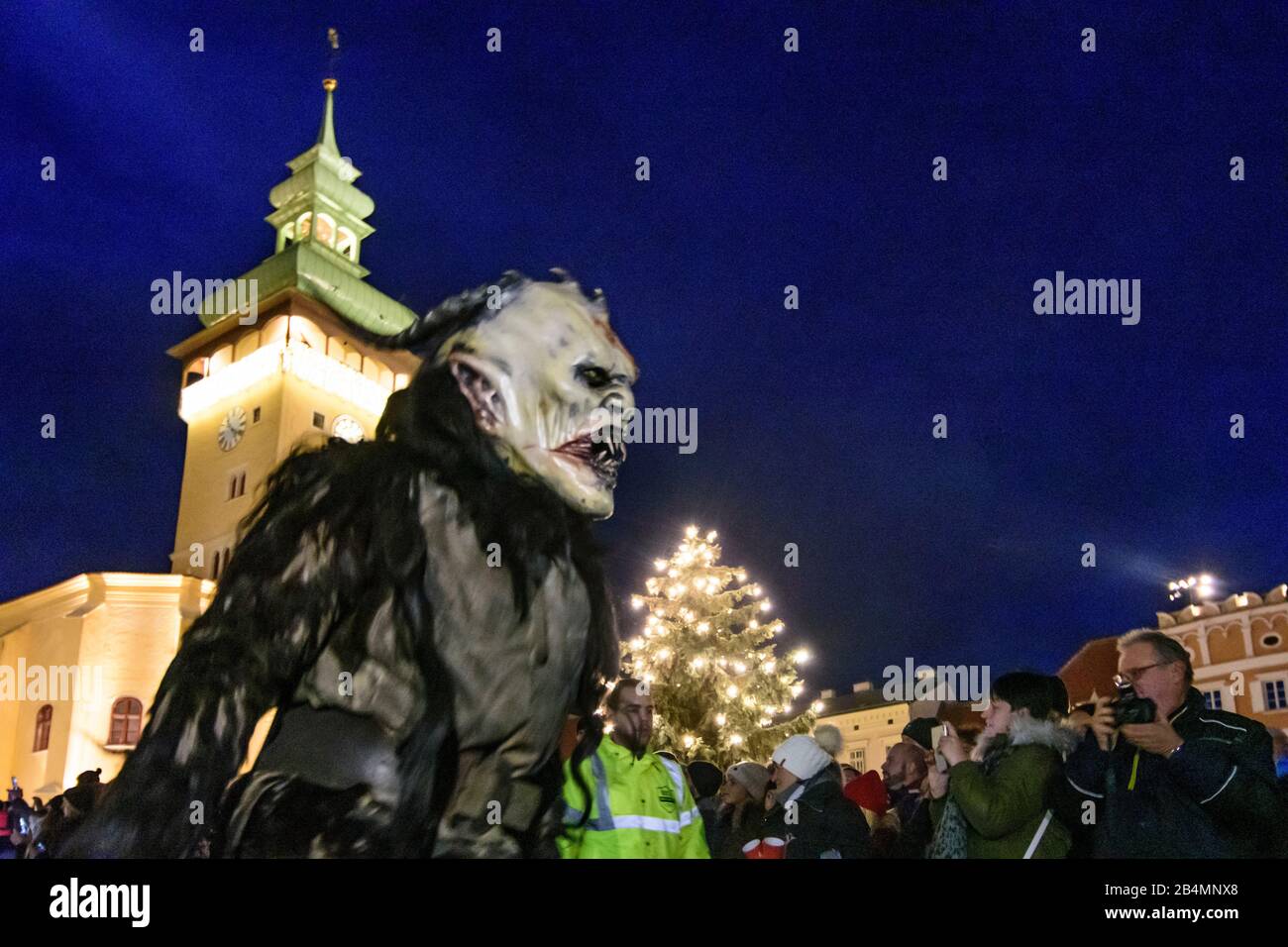 Retz: Perchtenlauf (Krampuslauf, Maskenzug) mit Krampus auf dem Hauptplatz vor dem Rathaus im Weinviertel, Niederösterreichischen, Österreich Stockfoto