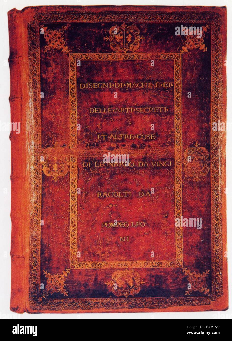Leonardo da Vinci. Originaleinband des Codex Atlanticus, in rotem Leder, mit vergoldeten Verzierungen. 65 x 44 cm Stockfoto