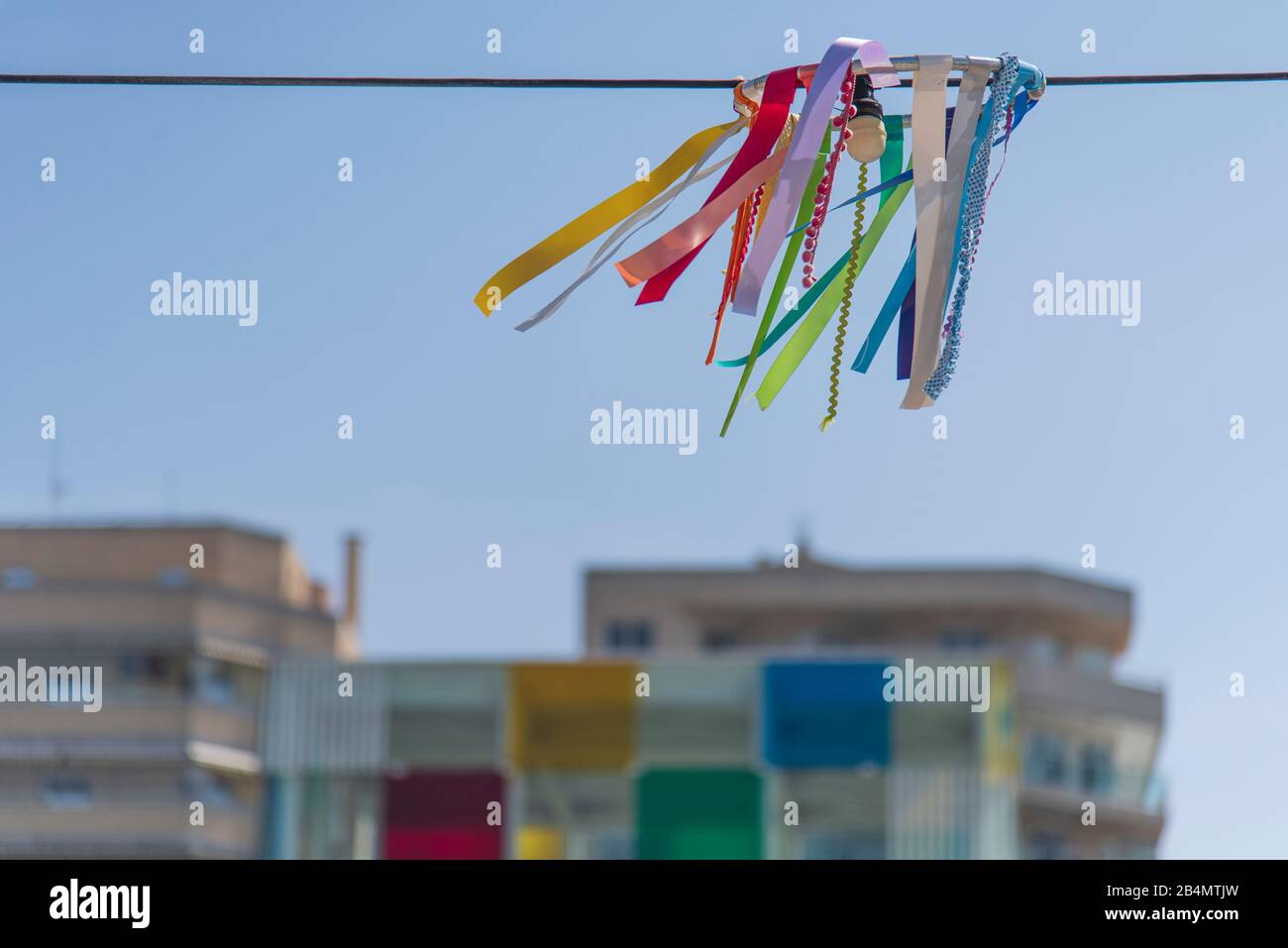 Eines Tages in Málaga; Impressionen aus dieser Stadt in Andalusien, Spanien. Centre Pompidou Málaga in 'El Cubo', im Vordergrund dekorierte Straßenbeleuchtung Stockfoto