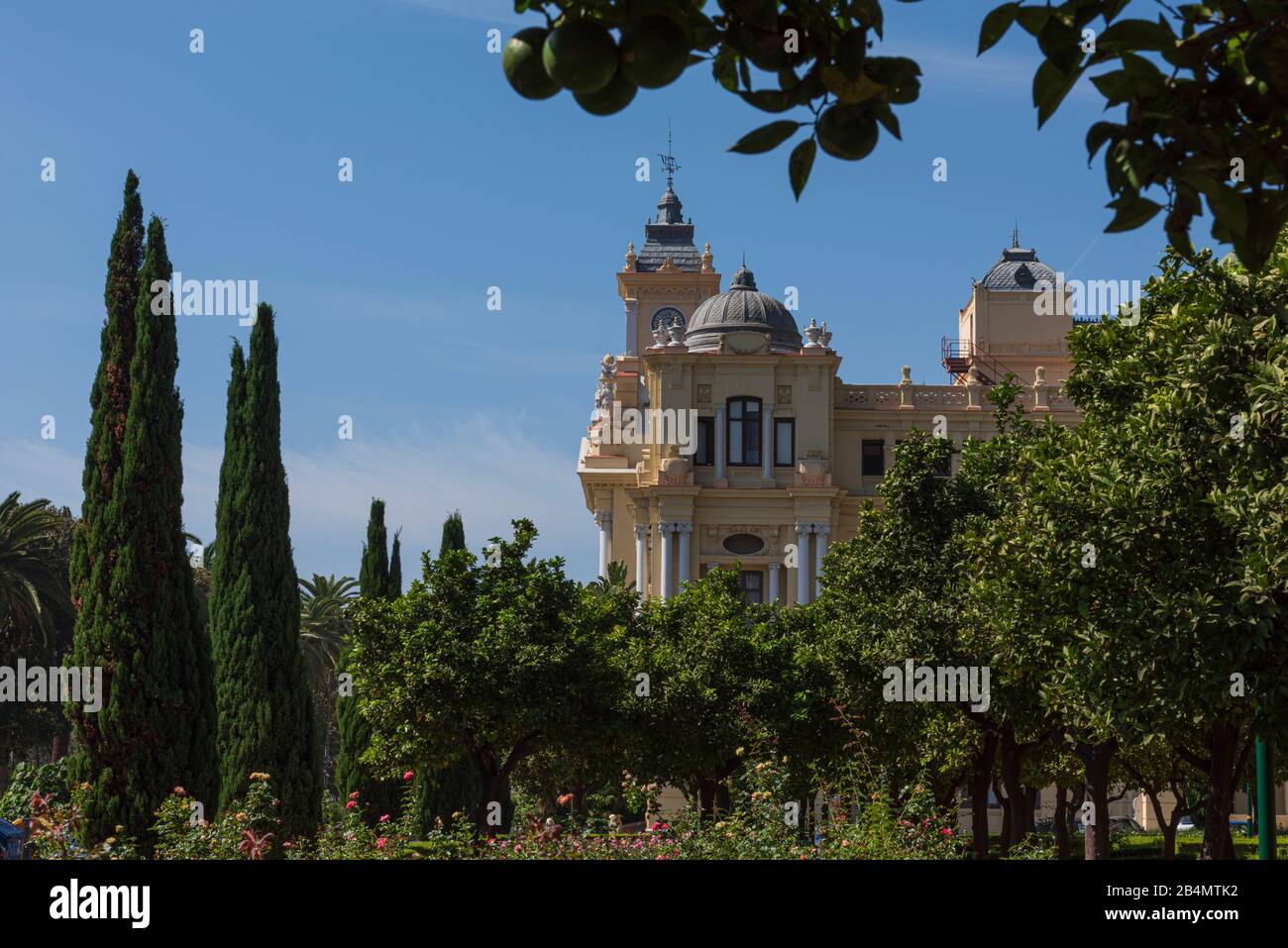 Eines Tages in Málaga; Impressionen aus dieser Stadt in Andalusien, Spanien. Die Gärten "Jardines de Pedro Luis Alonso" und das Rathaus von Málaga, ein Werk der Architekten Guerrero Strachan und Manuel Rivera Vera. Stockfoto