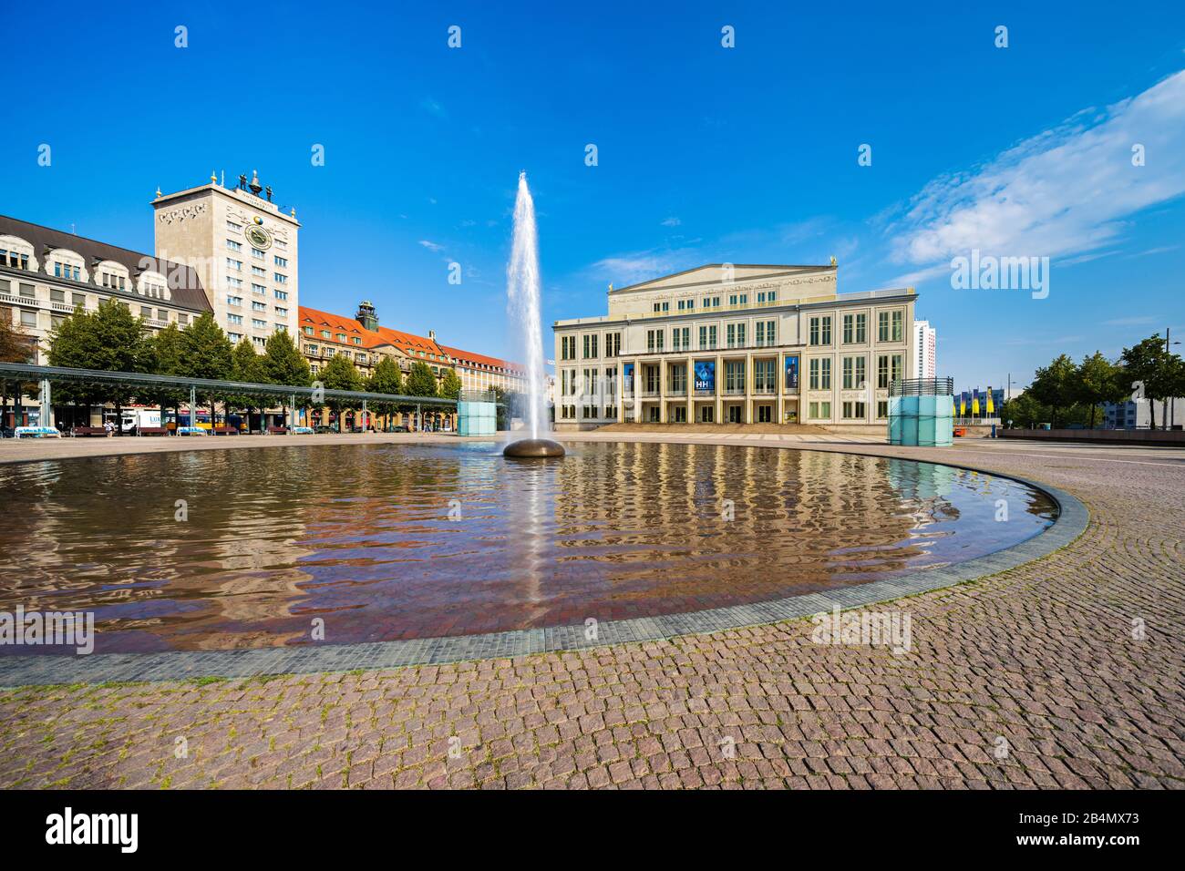 Deutschland, Sachsen, Leipzig, Augustusplatz, Oper und Krochhochhaus, vor dem Opernbrunnen mit Brunnen Stockfoto