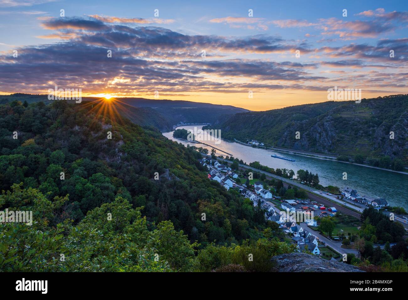 Deutschland, Rheinland-Pfalz, Fellen, St. Goar, Welterbe-Kulturlandschaft Oberes Mittelrheintal, Blick auf den Rhein bei Sonnenuntergang Stockfoto