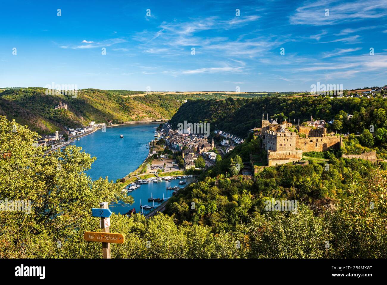 Deutschland, Rheinland-Pfalz, Welterbe-Kulturlandschaft Oberes Mittelrheintal, Blick auf St. Goar am Rhein mit Schloss Rheinfels, im Rücken Burg Katz Stockfoto