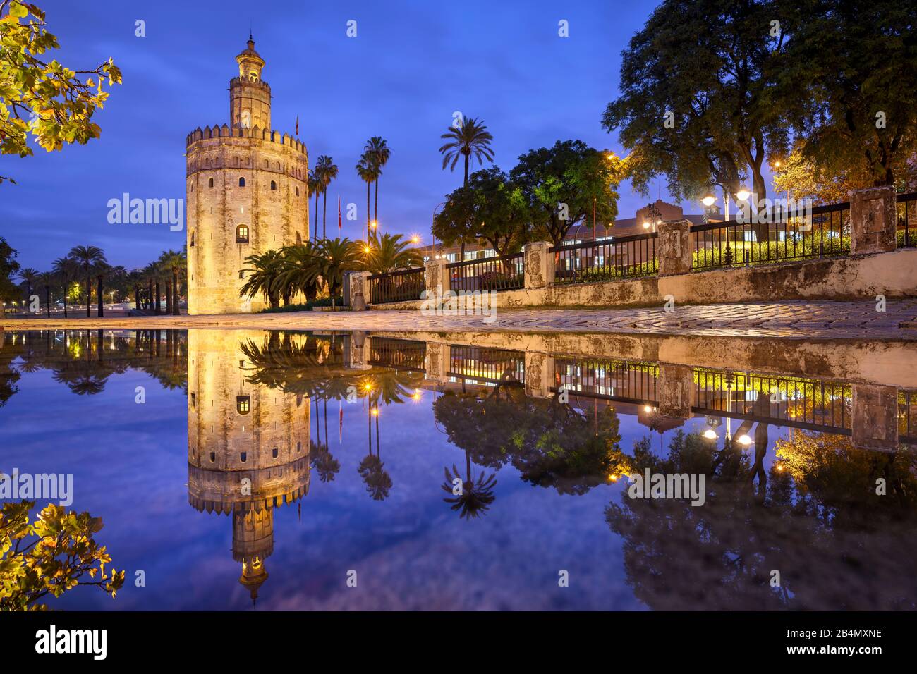 Torre del Oro in Sevilla, Andalusien, Spanien in der Nacht Stockfoto