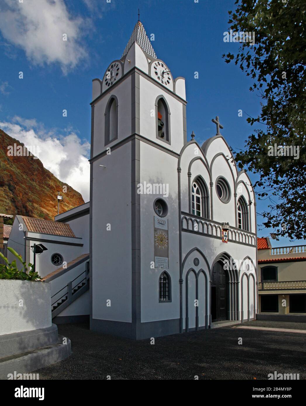 Kirche von Igreja Nossa Senhora do Rosário, reduzierte Nachahmung der Nôtre-Dame in Paris, finanziert von zurückkehrenden Emigranten, jardim do Mar, Madeira, Portugal, zurückkehrenden Emigranten, jardim do Mar, Insel Madeira, Portugal Stockfoto