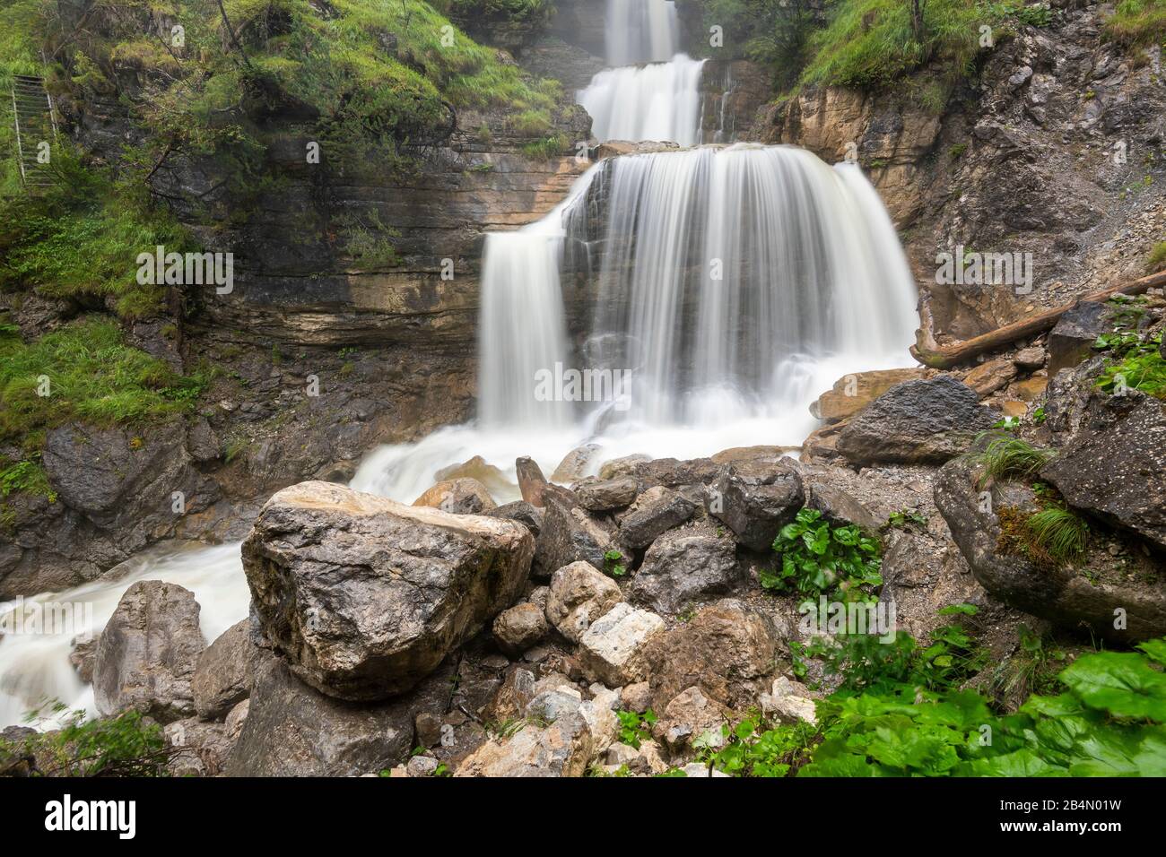 Der Wasserfall der Kuhflucht im Regen und viel Wasser im Spätsommer, Frühherbst Stockfoto