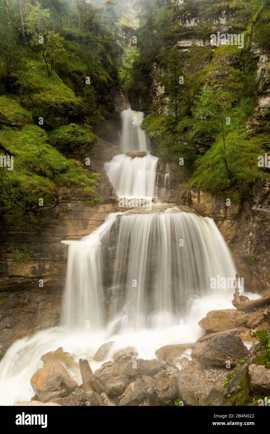 Der Wasserfall der Kuhflucht im Regen und viel Wasser im Spätsommer, Frühherbst Stockfoto