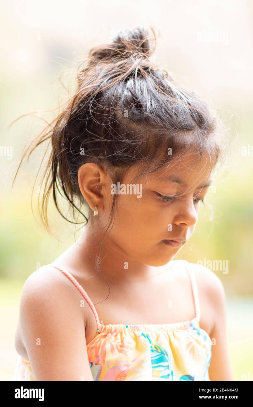 Portrait von niedlichem kleinen Mädchen, das ihr wunderschönes Gesicht zeigt Stockfoto