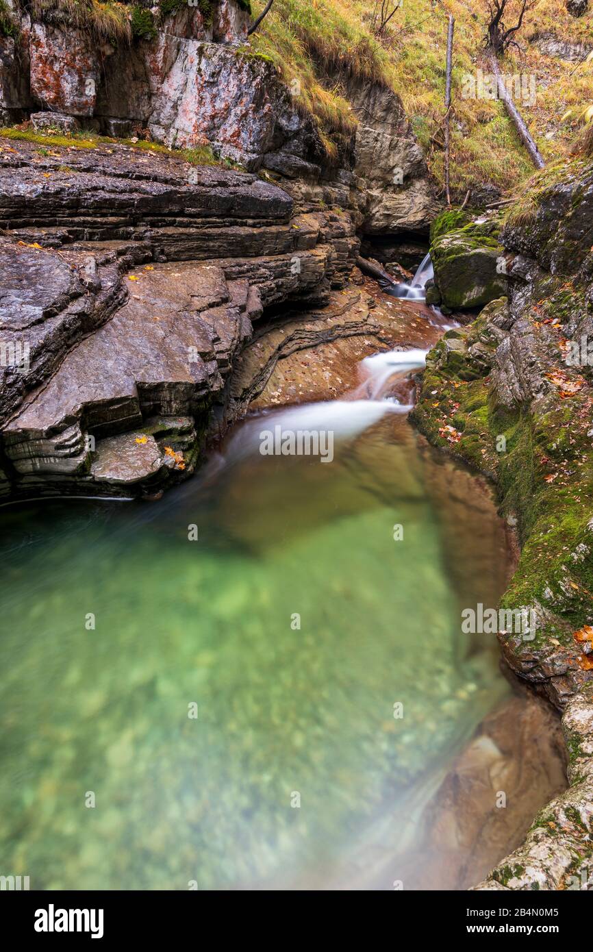 Ein Becken im Gerbigsbach des Kuhfluchtfalls bei Garmisch-Partenkirchen in den bayerischen Alpen mit klarem, sauberem Wasser. Stockfoto
