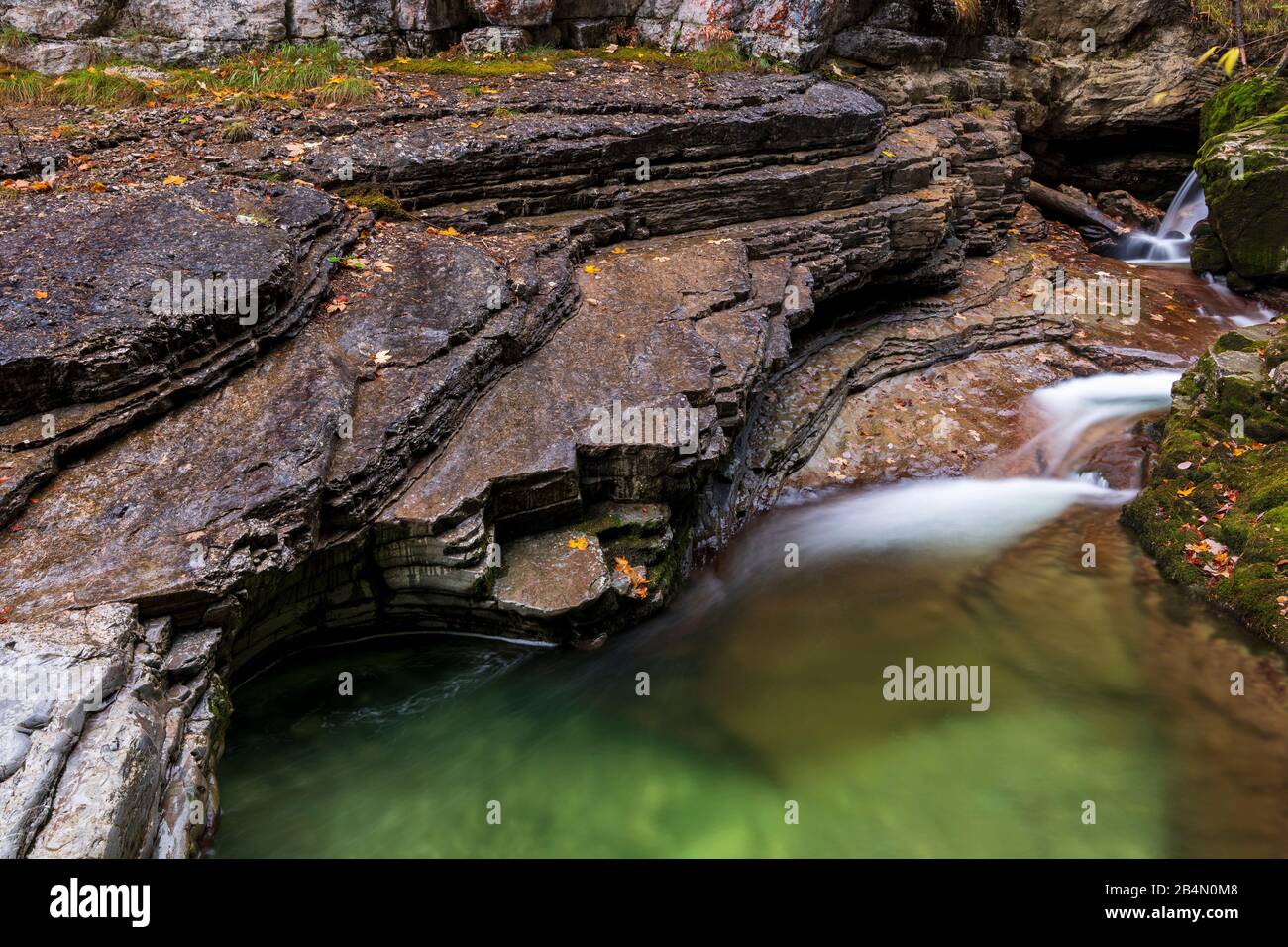 Ein Becken im Gerbigsbach des Kuhfluchtfalls bei Garmisch-Partenkirchen in den bayerischen Alpen mit klarem, sauberem Wasser. Stockfoto