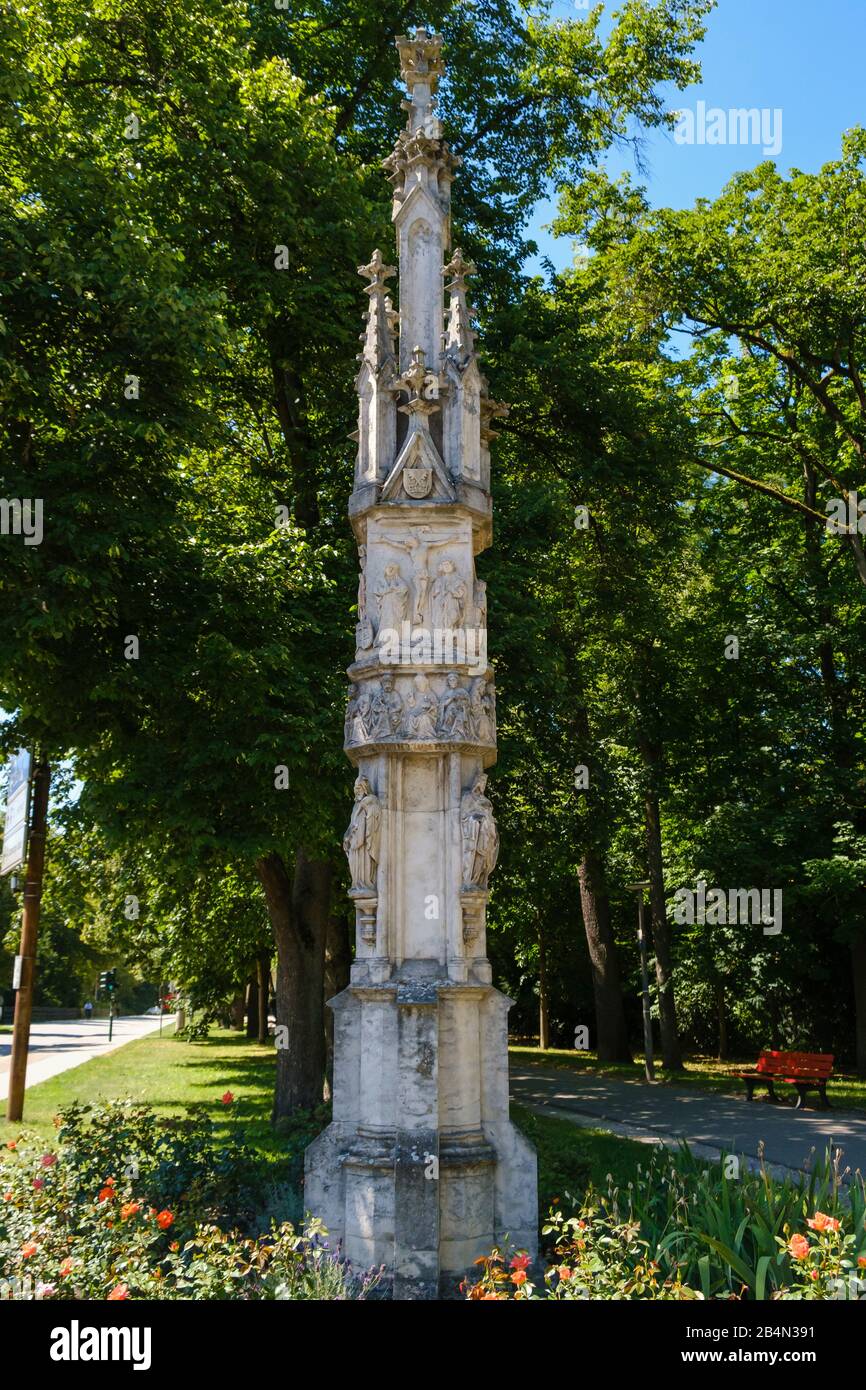 Pestsäule, Gotische Wegesäule aus dem Jahr 1459 in der Prebrunnallee, Regensburg, Oberpfalz, Bayern, Deutschland Stockfoto