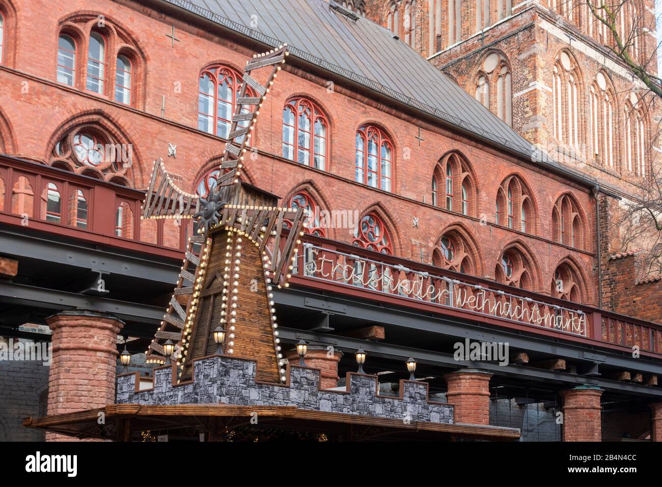 Deutschland, Mecklenburg-Vorpommern, Stralsund, historisches Rathaus, Windmühle, Weinachtsmarkt Stockfoto